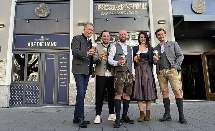 Paulaner Geschäftsführer Andreas Steinfatt (li.) mit dem "Herrschaftszeiten. Das Paulander im Tal" Wirtequartett Constantino Medde, Sebastian "Early Erlenmaier, Nadja van Mark und Constantino Medde (©Foto: Martin Schmitz)